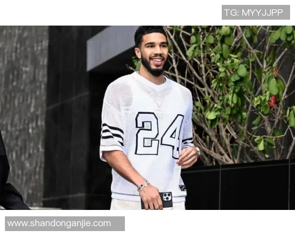 足球球星场下时尚穿搭全解析展现运动与潮流完美融合